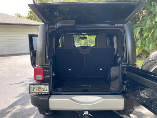Photo 4 of 18 of 2013 Jeep Wrangler Sahara